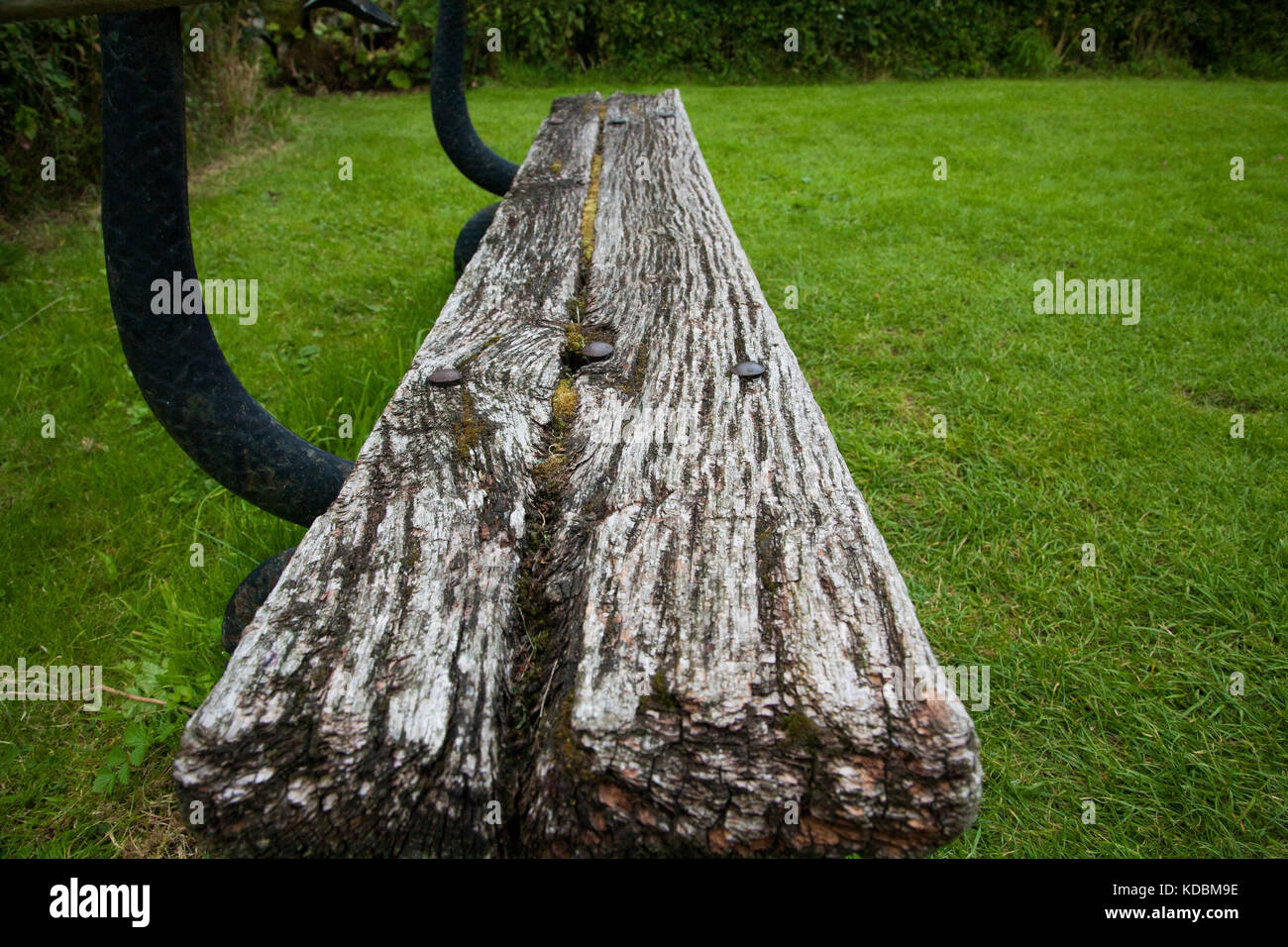 Grandangolo guardare il weathered estremità di una panca in legno sede Foto Stock
