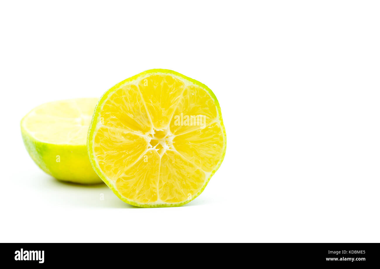 Fetta di lime isolato su sfondo bianco con percorso di clipping. fonte naturale di vitamina c Foto Stock