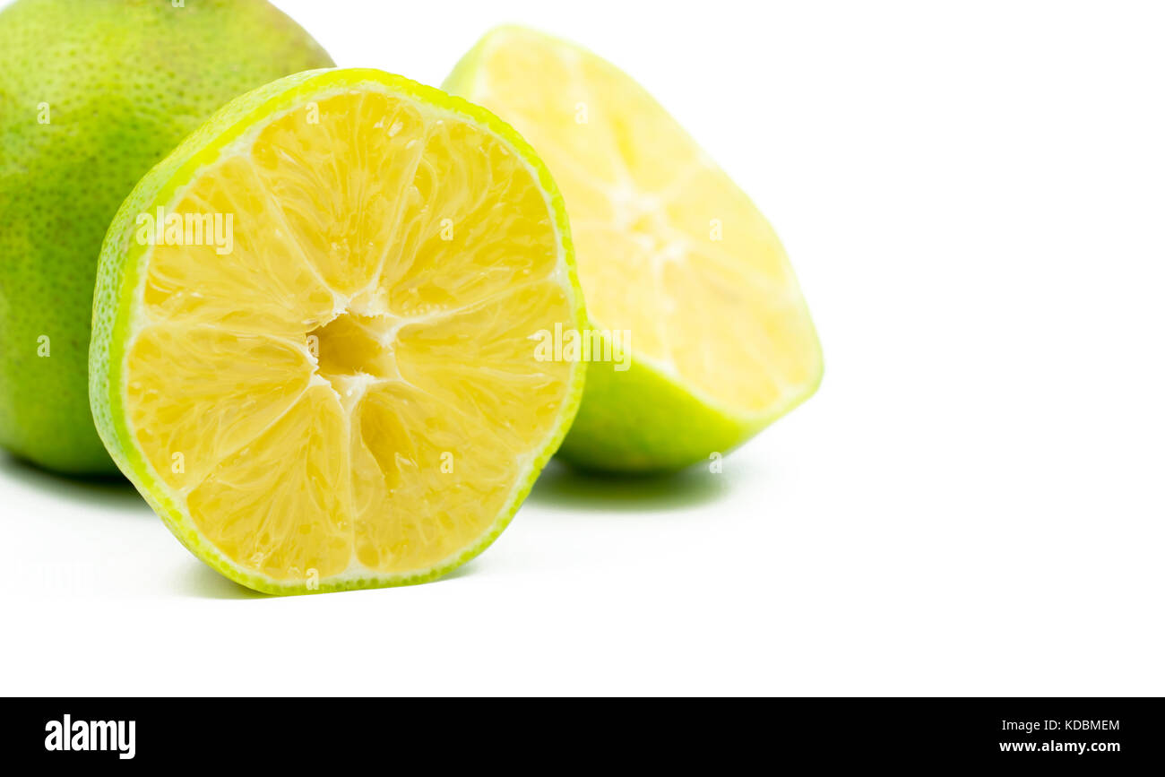Fetta di lime isolato su sfondo bianco con percorso di clipping. fonte naturale di vitamina c Foto Stock