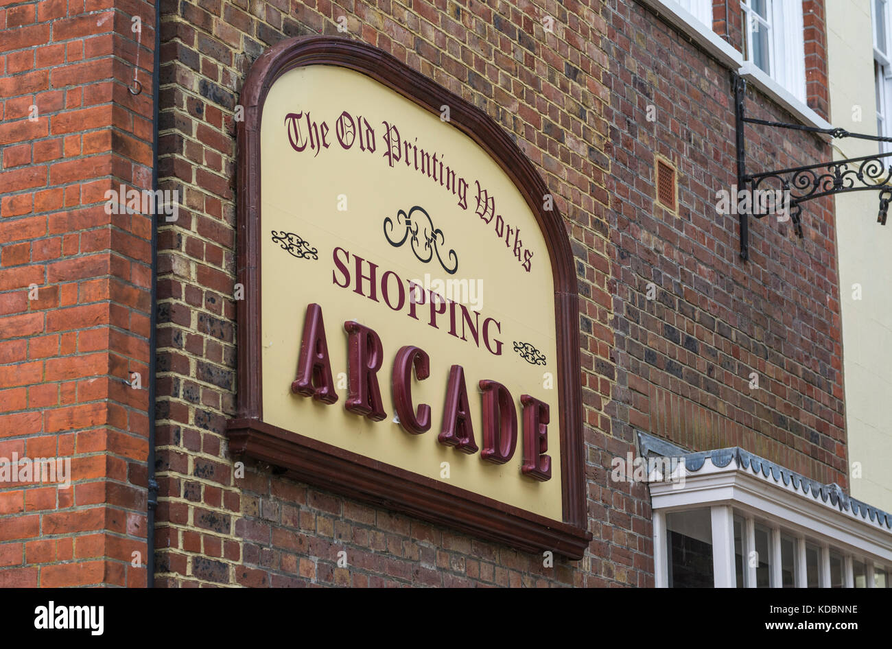 I vecchi lavori di stampa Shopping Arcade in Arundel, West Sussex, in Inghilterra, Regno Unito. Foto Stock