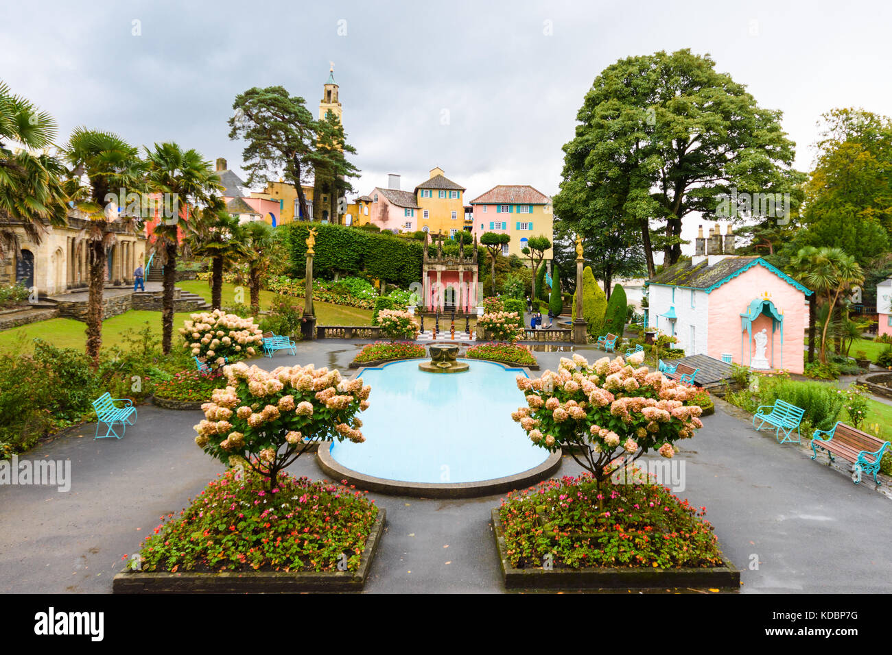 Portmeirion è un complesso turistico in stile italiano villaggio in Gwynedd, il Galles del nord. progettato e costruito da sir clough williams-ellis tra 1925 e 1975 Foto Stock