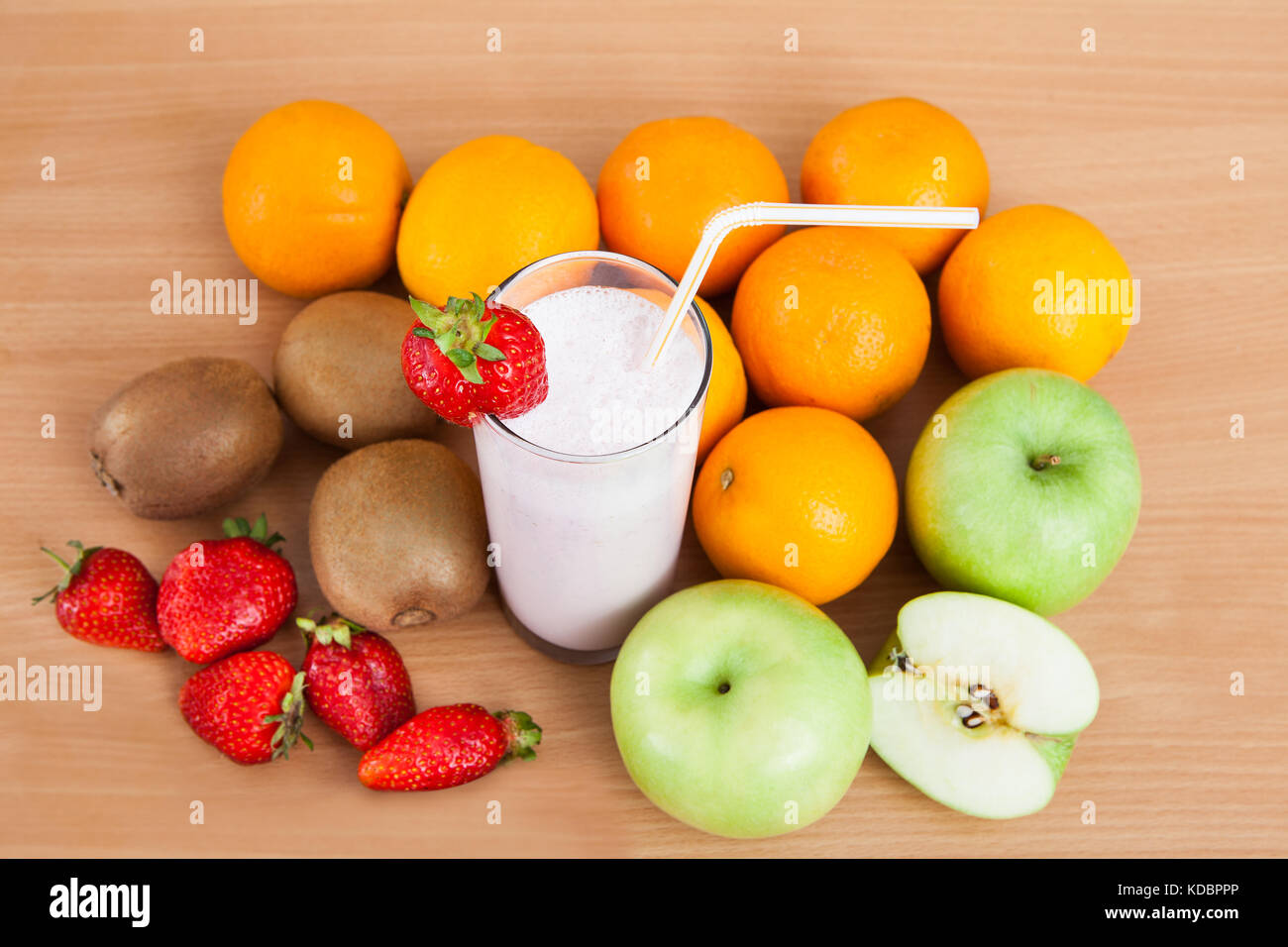 Close-up di frullato di fragola e frutti sul tavolo Foto Stock