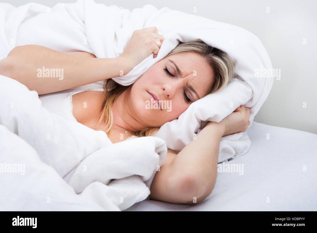 Ritratto di una giovane donna di non essere in grado di sonno Foto Stock