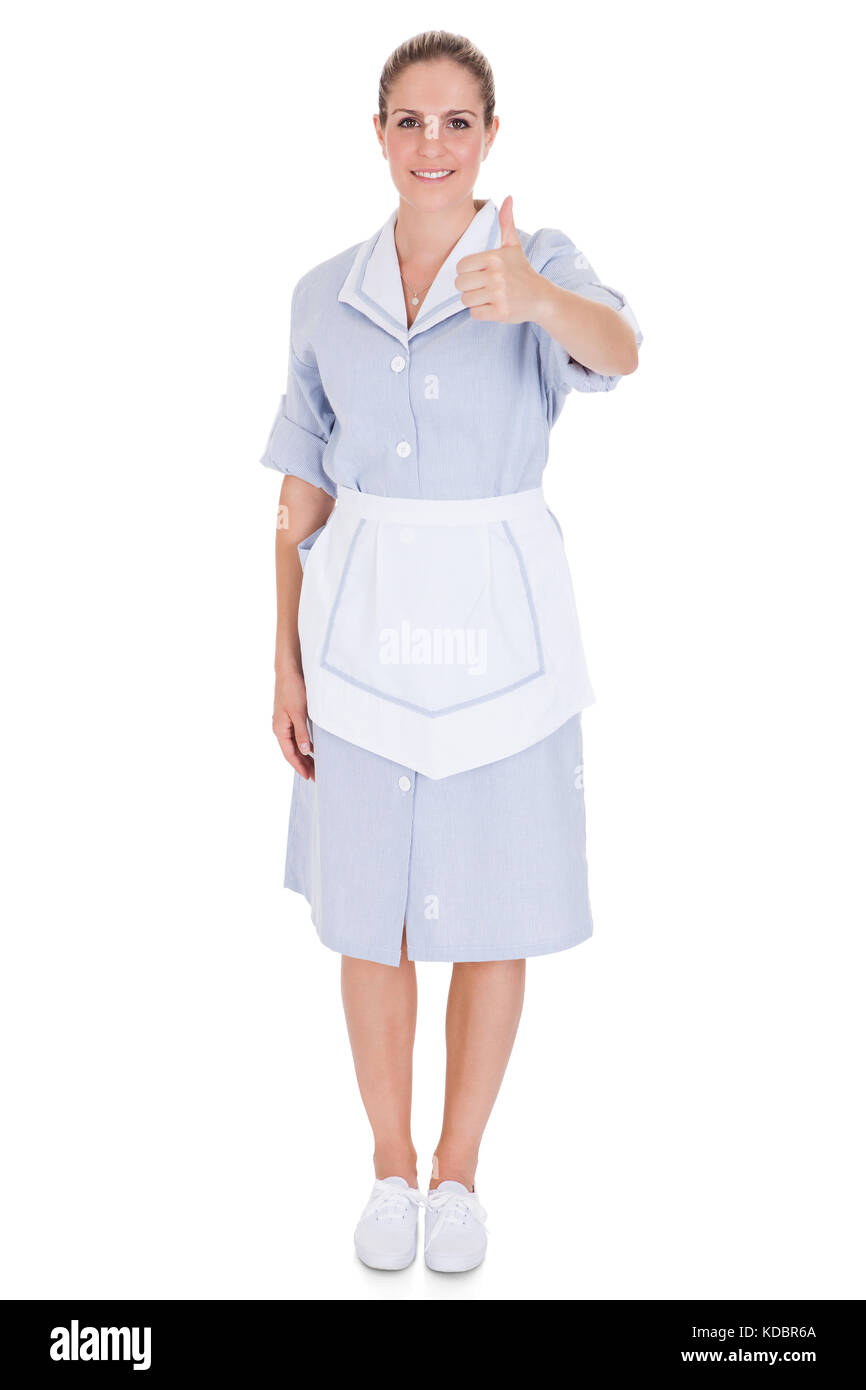 Ritratto di giovane cameriera gesticolando pollice in alto segno su sfondo bianco Foto Stock