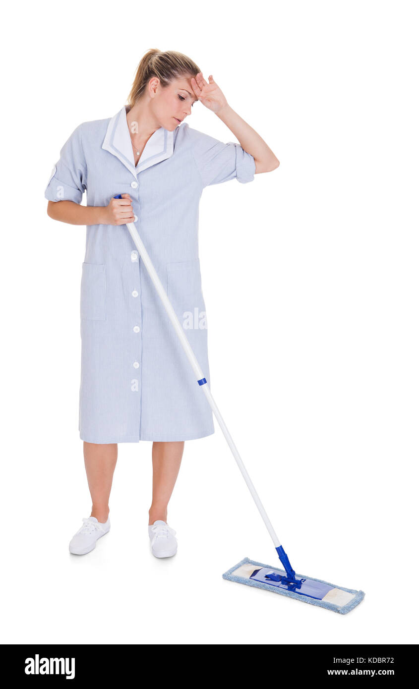 Stanco di pulizia pulizia pavimento con spazzolone su sfondo bianco Foto Stock