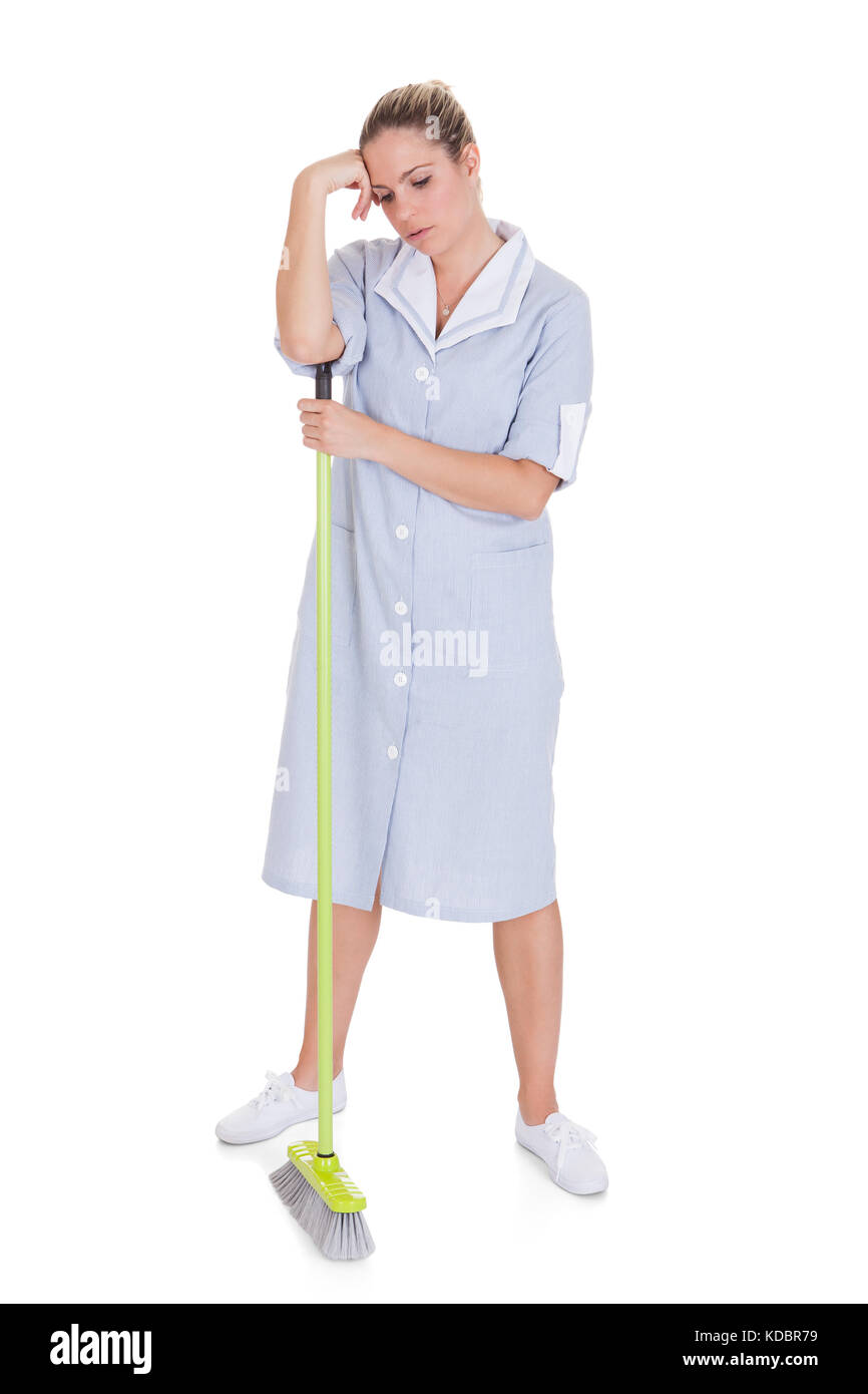 Stanco di pulizia pulizia pavimento con spazzolone su sfondo bianco Foto Stock