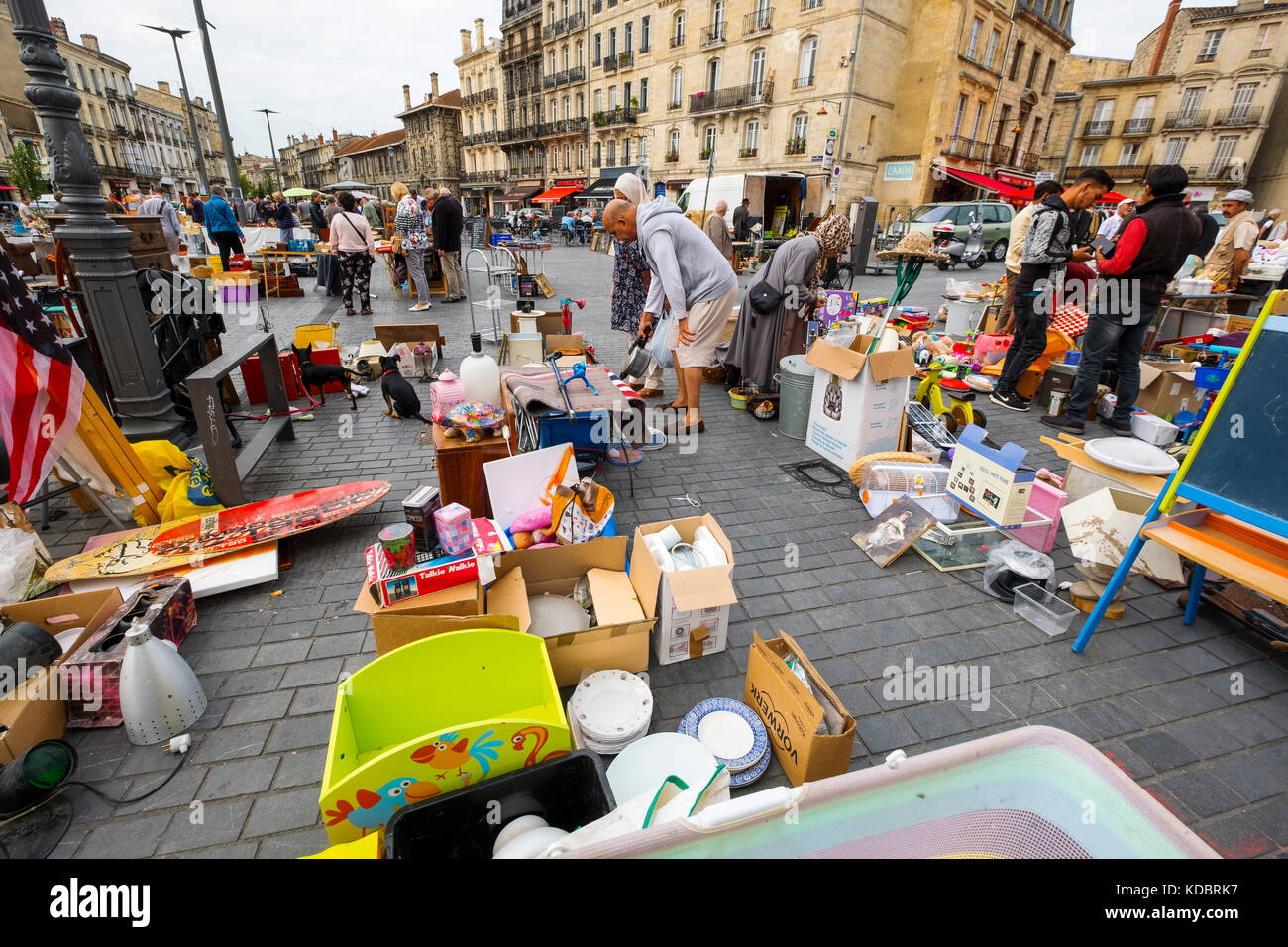 Domenica mercato delle pulci su Place Saint Michel, Bordeaux. Regione Aquitania, Dipartimento della Gironda. Francia Europa Foto Stock