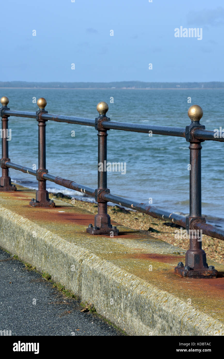 Alcune ringhiere in ghisa sul fronte mare a Cowes sull'Isola di Wight , Regno Unito Foto Stock