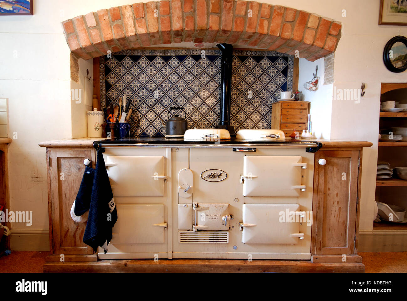 Tradizionale gamma aga cooker in crema Foto Stock