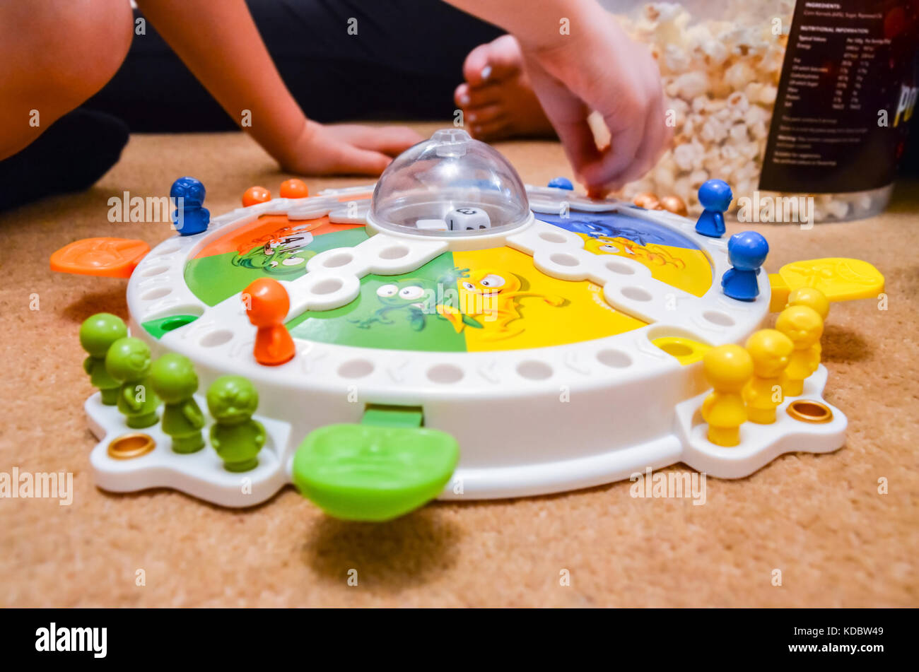 Una famiglia sera a casa giocando a un gioco di frustrazione, un classico per bambini gioco di scheda. Foto Stock
