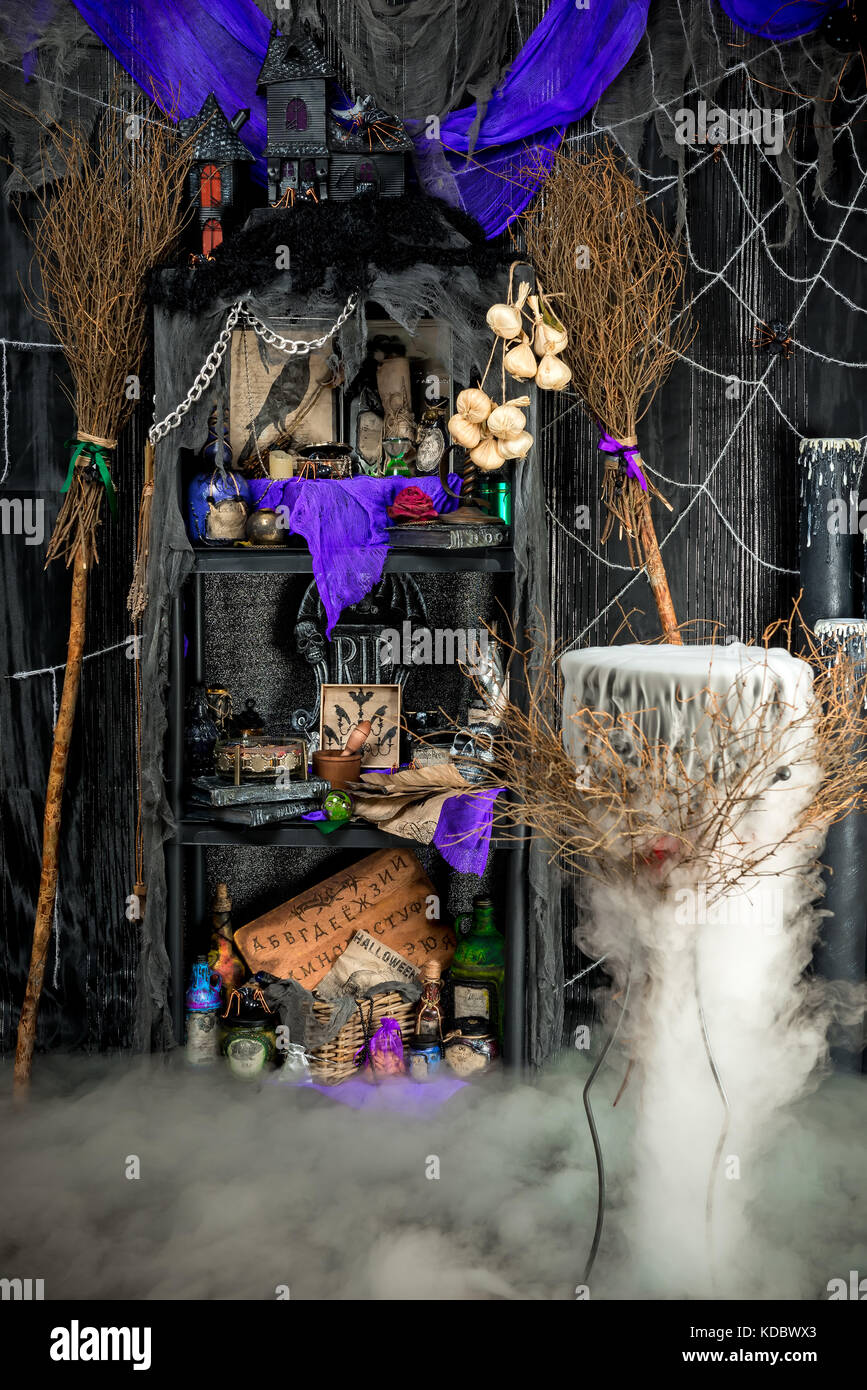 Stanza della strega con arnesi per la stregoneria e magia Foto Stock