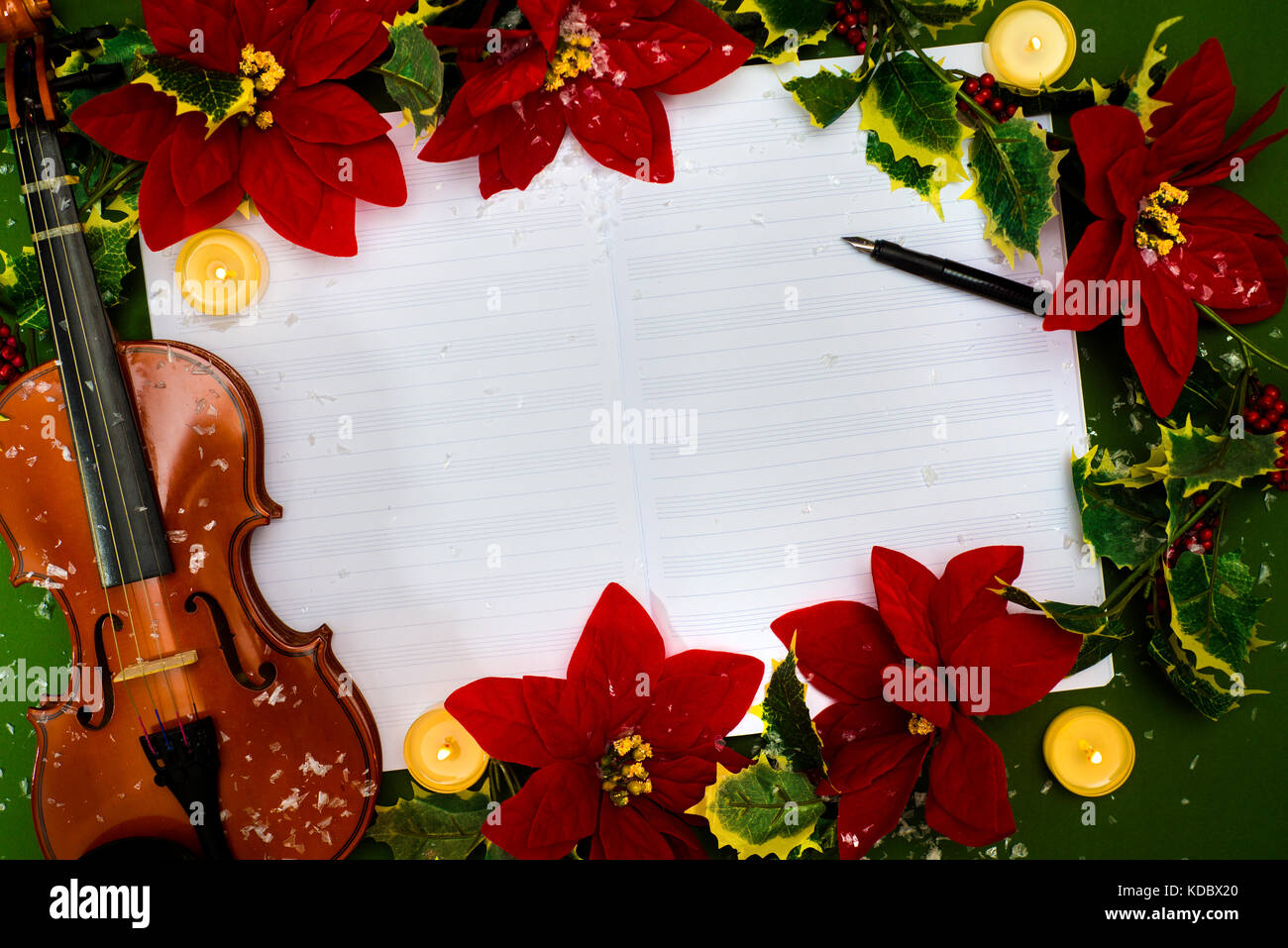 Il violino e la musica aperta manoscritto sullo sfondo verde. concetto di natale Foto Stock