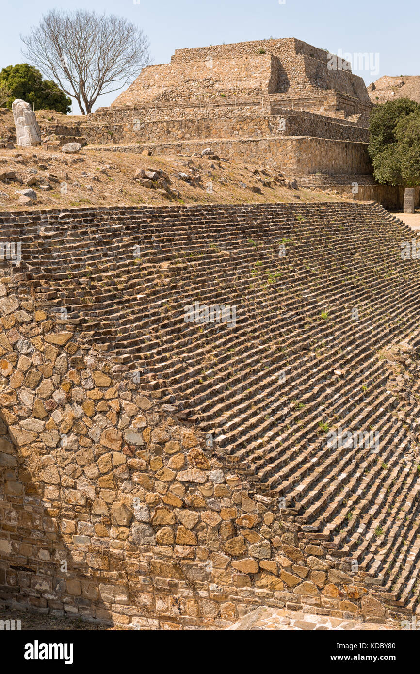 Monte Alban è un grande pre-colombiano zapoteco sito archeologico in area xoxocotlan di Oaxaca messico Foto Stock