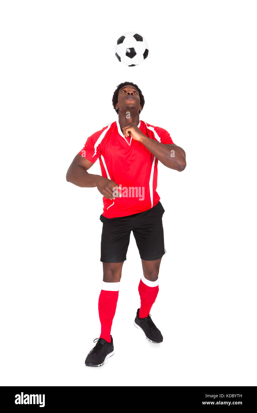 Ritratto di calcio africano giocatore giocare con il calcio su sfondo bianco Foto Stock