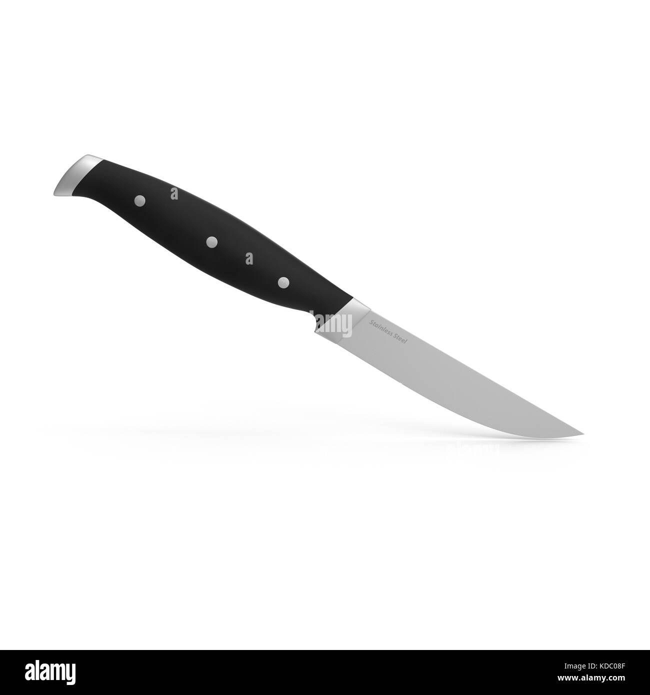 Coltello da bistecca, con impugnatura nera, isolato su bianco Foto Stock