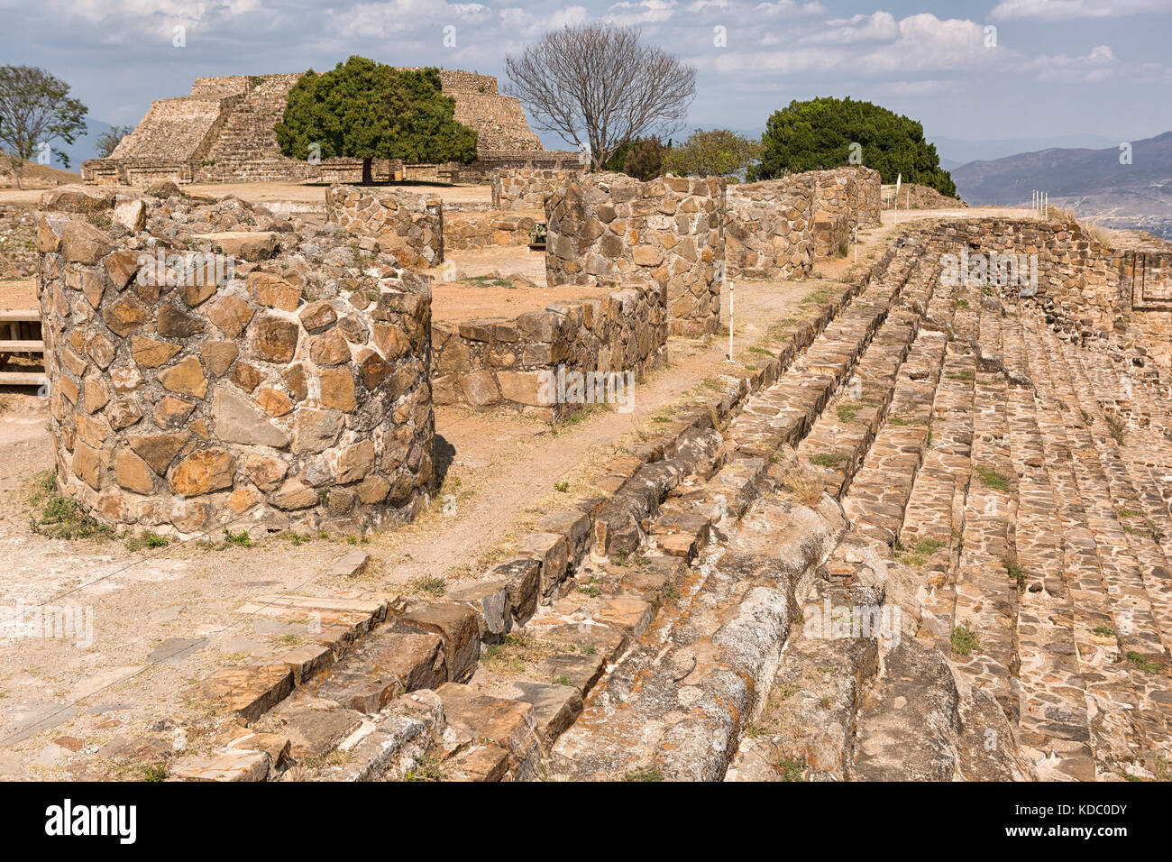 Monte Alban è un grande pre-colombiano zapoteco sito archeologico in area xoxocotlan di Oaxaca messico Foto Stock
