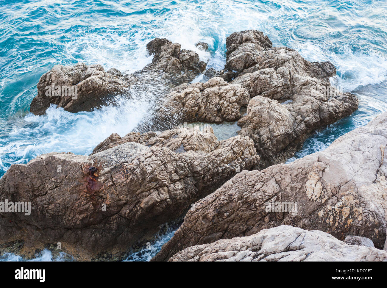 Il mare che si infrangono sulle rocce a nizza costa azzurra Foto Stock