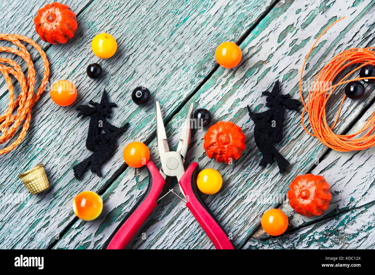 Perle e costume jewelery per la fabbricazione delle donne gioielli in stile Halloween Foto Stock