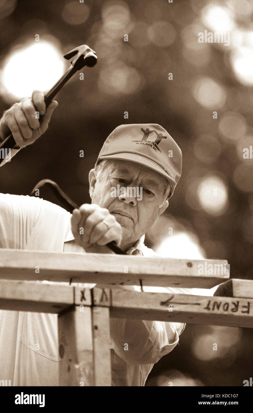 L ex Presidente Jimmy Carter opere su Habitat for Humanity house di Atlanta, Georgia. Carter è una fondazione membro del consiglio di amministrazione e un ambasciatore nel mondo fo Foto Stock