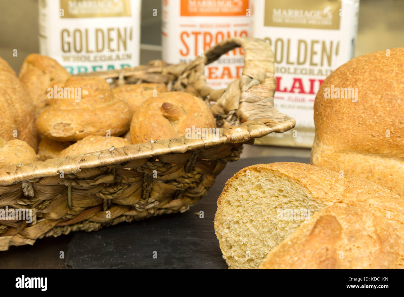 Cottura del pane - farina e pane in una cucina da forno, Inghilterra Regno Unito Foto Stock