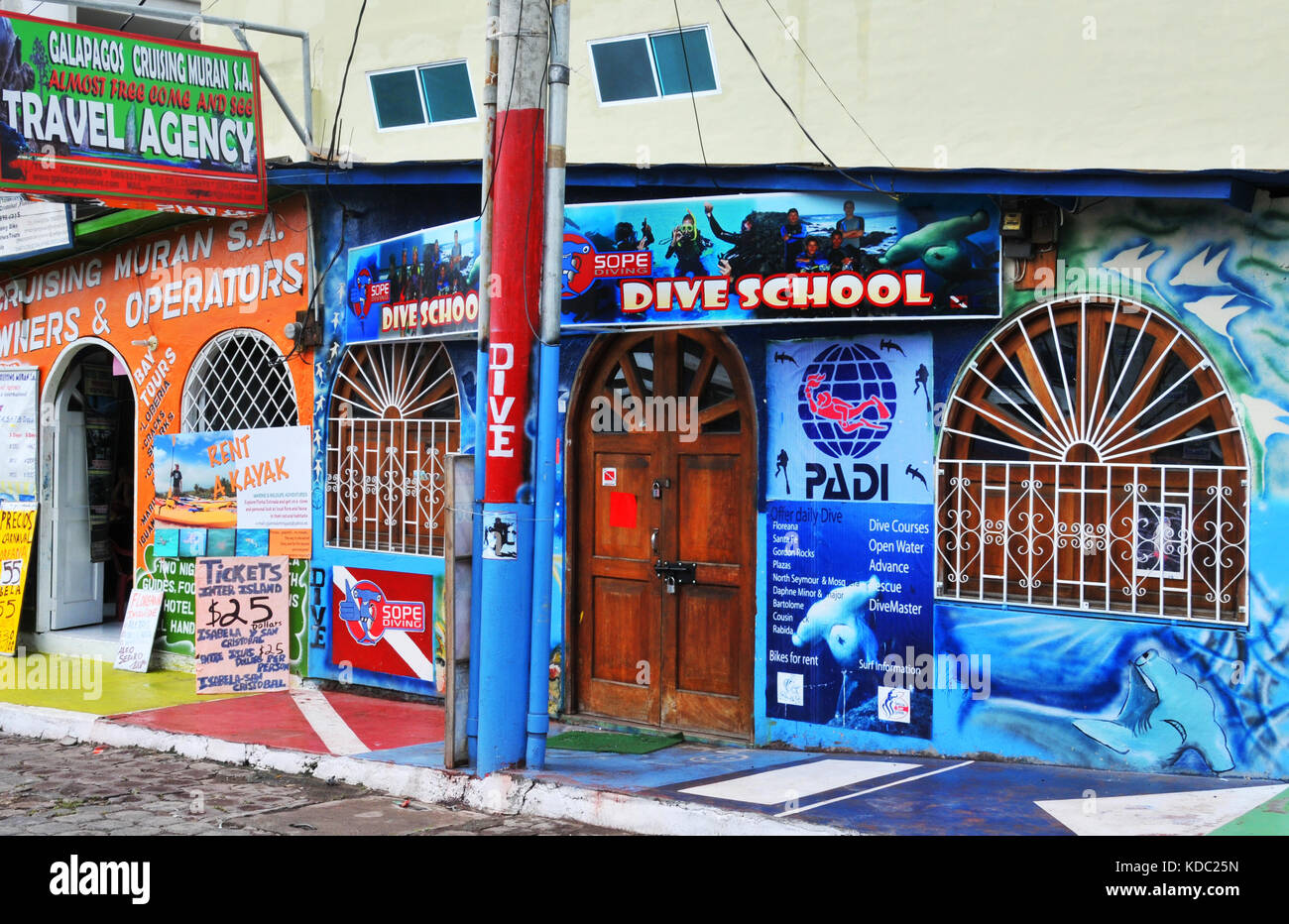 Agenzia di viaggi e scuola di immersione boutique, Puerto Ayora, isola di Santa Cruz, isole Galapagos, Ecuador Foto Stock