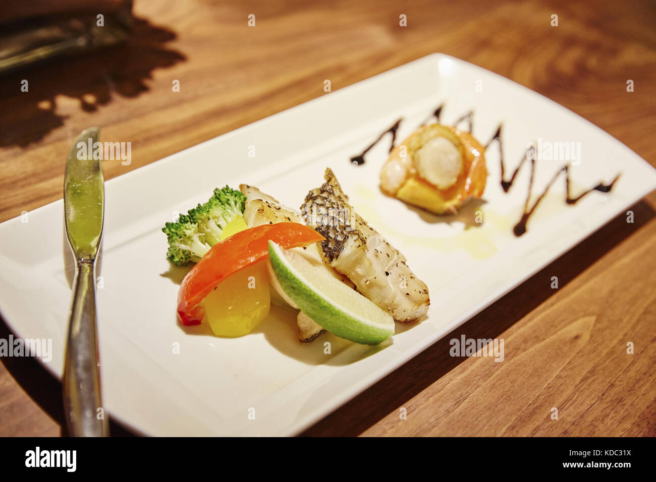 Pesce al vapore con cavolo Foto Stock