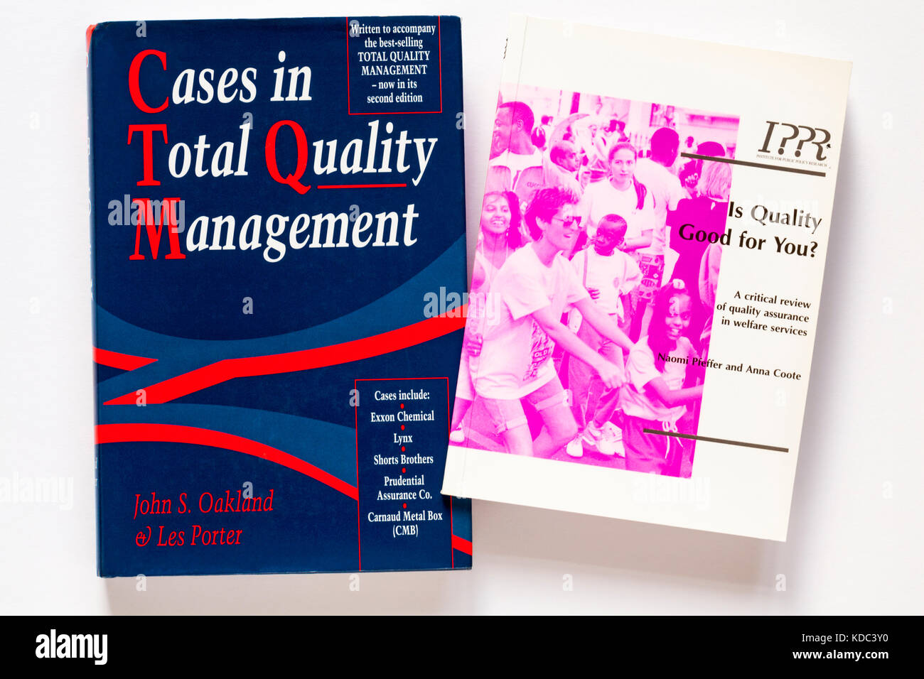 Casi in Gestione totale della qualità e la qualità è buona per voi libri isolati su sfondo bianco Foto Stock