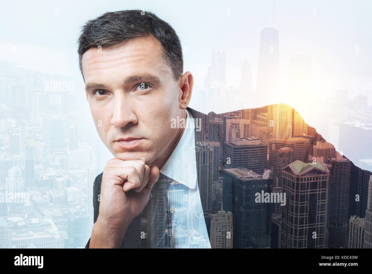 Calma uomo guardando dritto davanti a lui Foto Stock