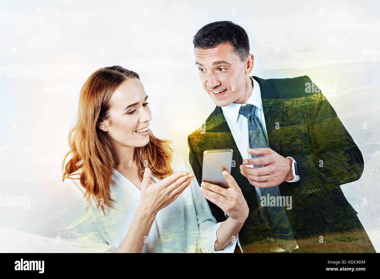 Piacevole la donna che mostra la sua collega uno strano messaggio Foto Stock