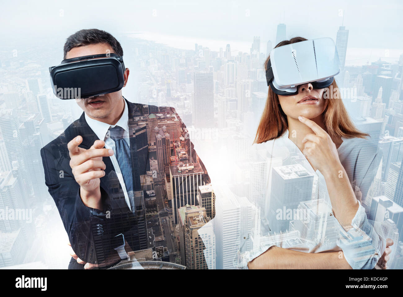La progressiva i colleghi utilizzando la realtà virtuale dispositivo Foto Stock