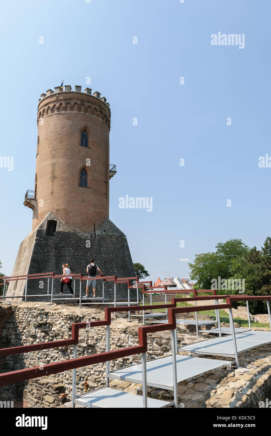 Sibiu, Romania - agosto 15, 2017: i turisti in visita a torre chindia in Sibiu, Dambovita, Romania Foto Stock