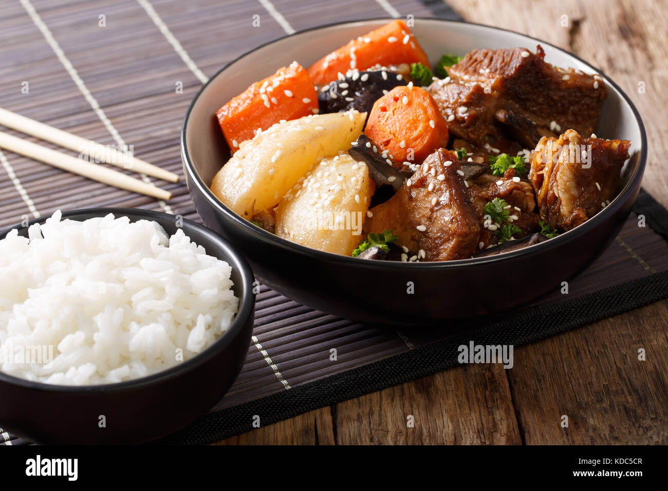 Galbi jjim o kalbi jim - coreano brasati costolette di manzo con riso closeup. orizzontale Foto Stock
