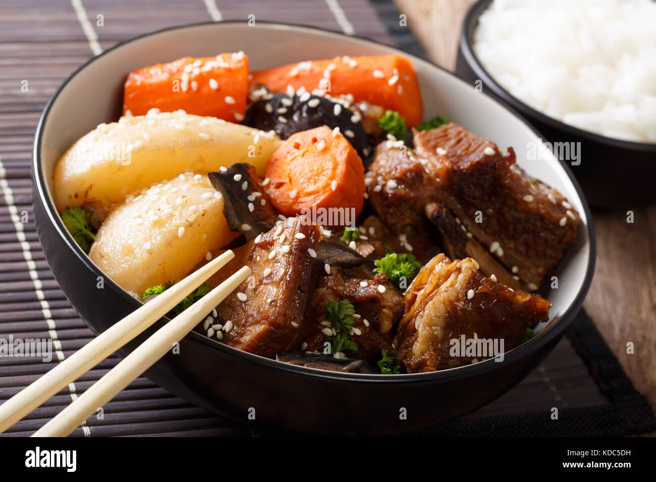 Il coreano brasati costolette di manzo con riso guarnite di close-up sul tavolo orizzontale. Foto Stock