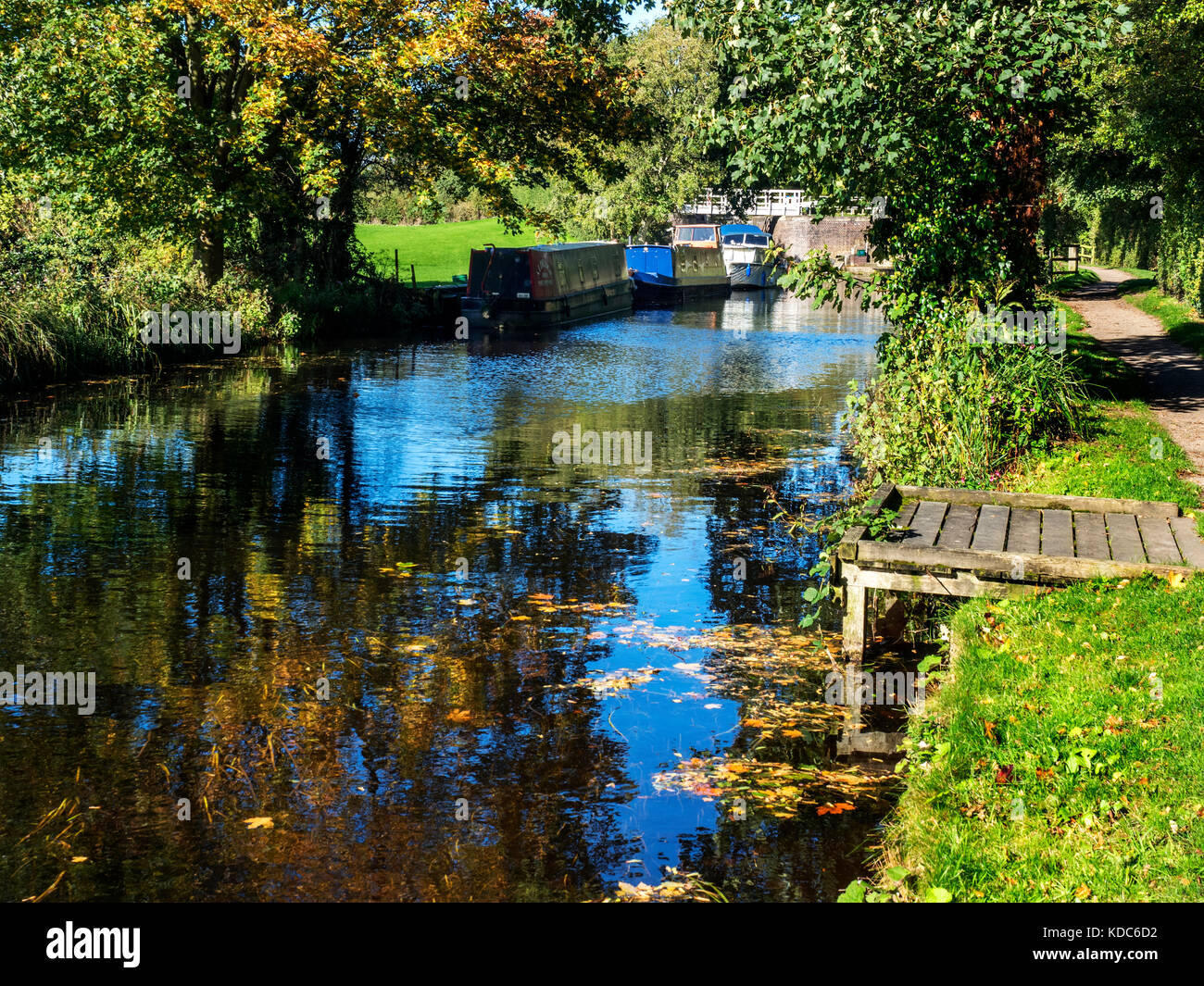 Narrowboats ormeggiato sotto Rhodesfield Lock sul Ripon Canal a Ripon Yorkshire Inghilterra Foto Stock