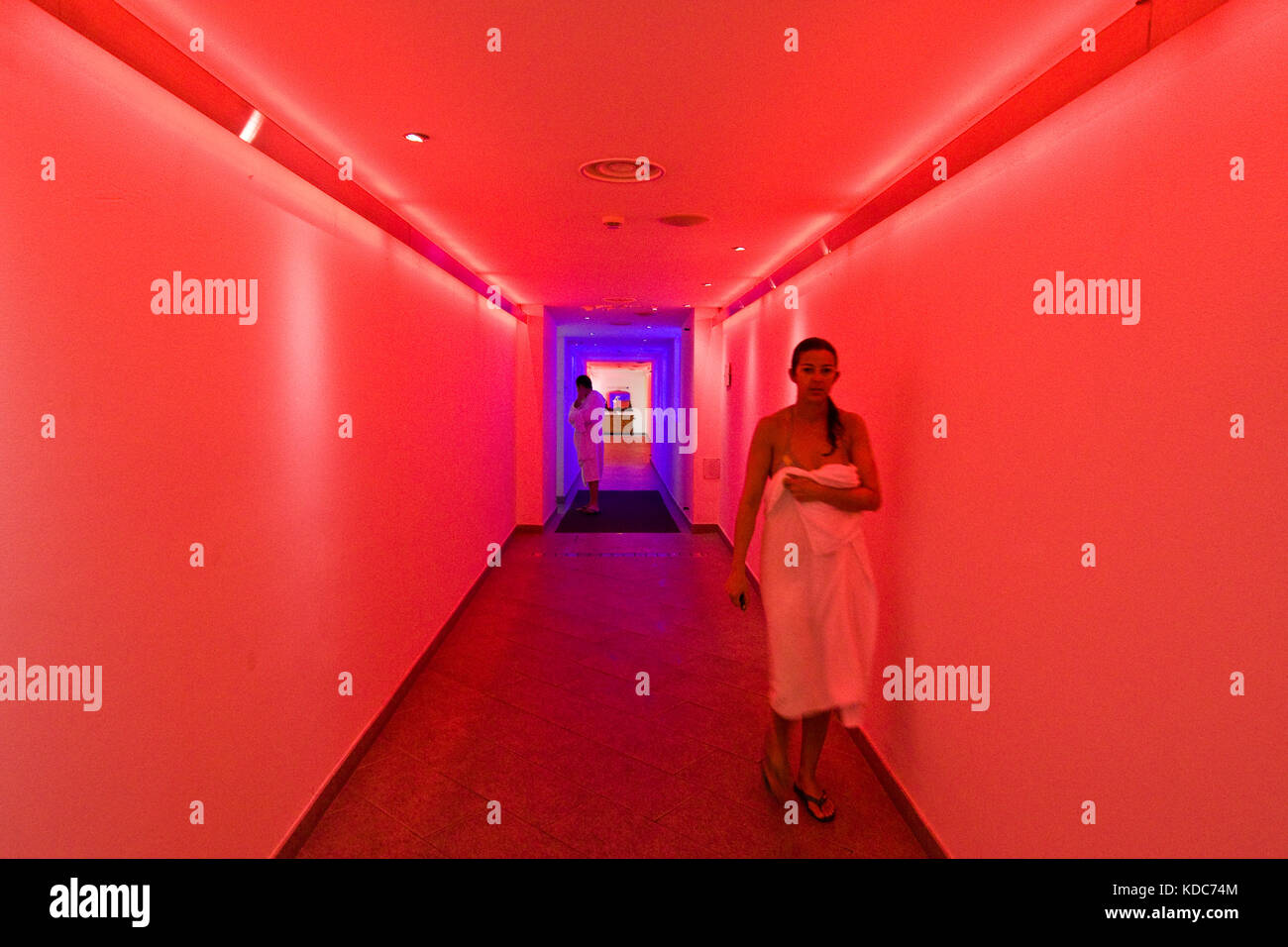 Cromoterapia, Pré-Saint-Didier Spa, Valle d'Aosta, Italia Foto Stock