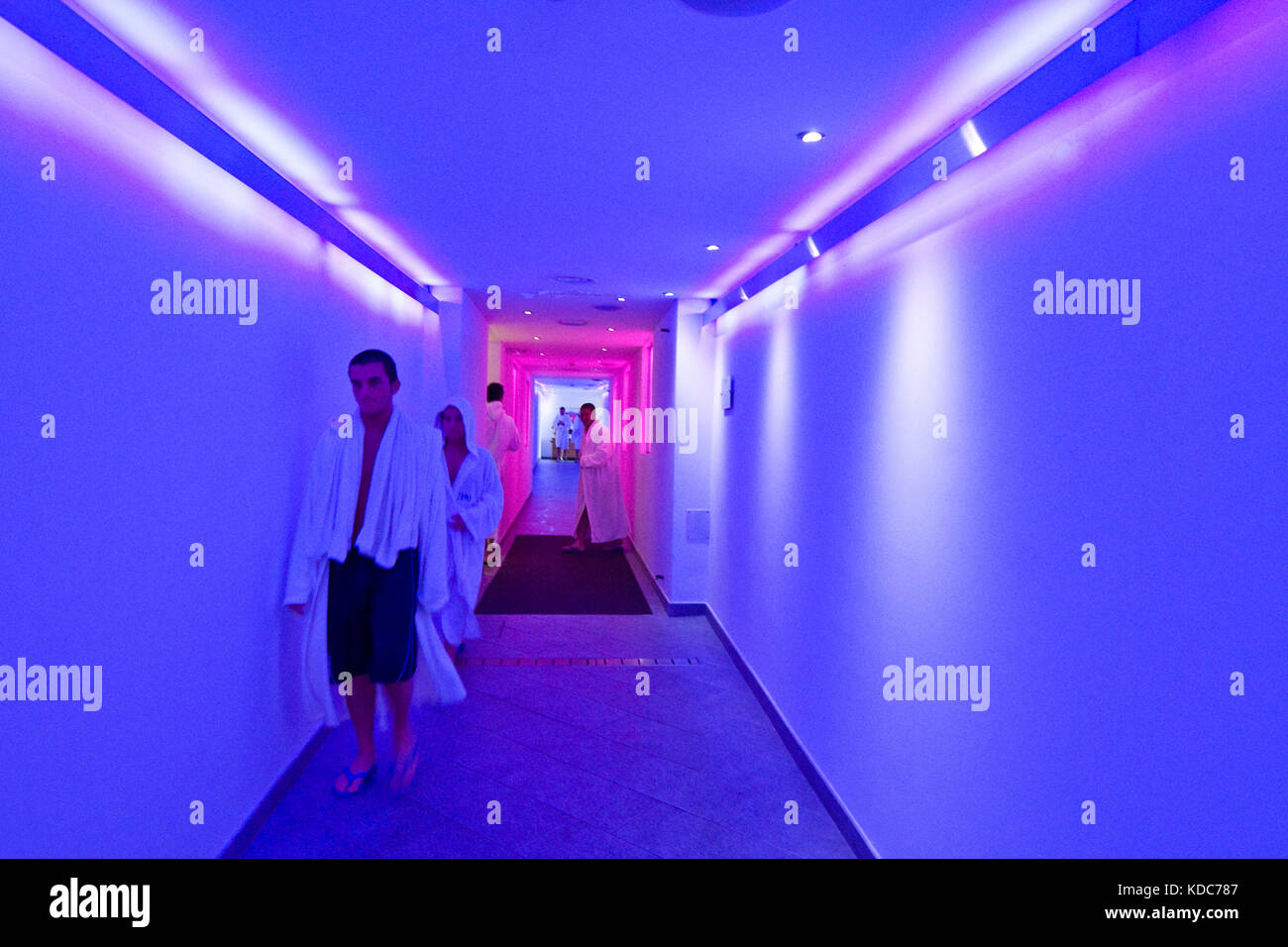 Cromoterapia, Pré-Saint-Didier Spa, Valle d'Aosta, Italia Foto Stock