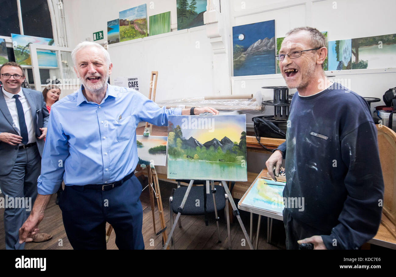 Il leader del Partito del lavoro Jeremy Corbyn e l'artista Chris Ellerton (a destra) con un dipinto che hanno creato, durante una visita in un centro comunitario presso il Kirkgate Center, a Shipley, per partecipare alle attività e parlare con gli anziani dei piani del lavoro per finanziare adeguatamente l'assistenza sociale. Foto Stock