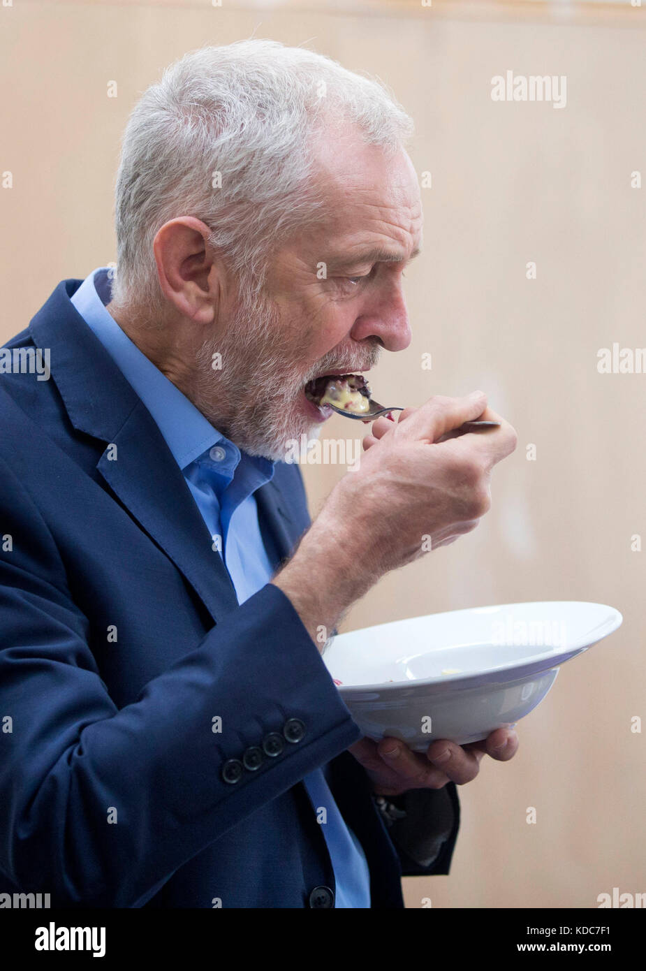 Il leader del Partito del lavoro Jeremy mangia una briciola che ha contribuito a fare durante una visita in un centro della comunità presso il Kirkgate Center, a Shipley, per partecipare alle attività e parlare con gli anziani dei piani del lavoro per finanziare adeguatamente l'assistenza sociale. Foto Stock