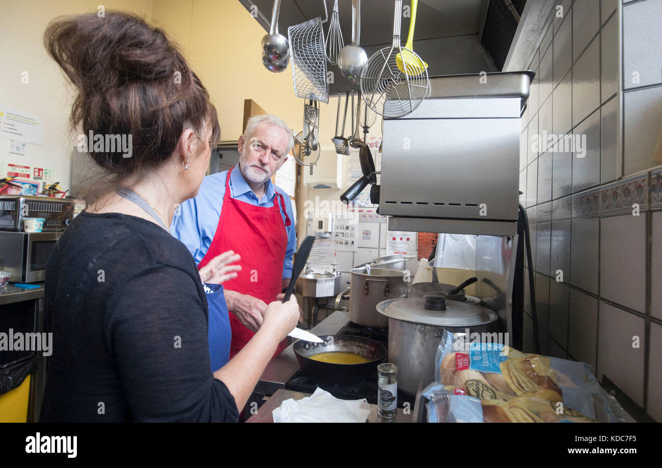 Il leader del Partito del lavoro Jeremy aiuta a far crollare la bacca durante una visita in un centro comunitario presso il Kirkgate Center, a Shipley, per partecipare alle attività e parlare con gli anziani dei piani del lavoro per finanziare adeguatamente l'assistenza sociale. Foto Stock