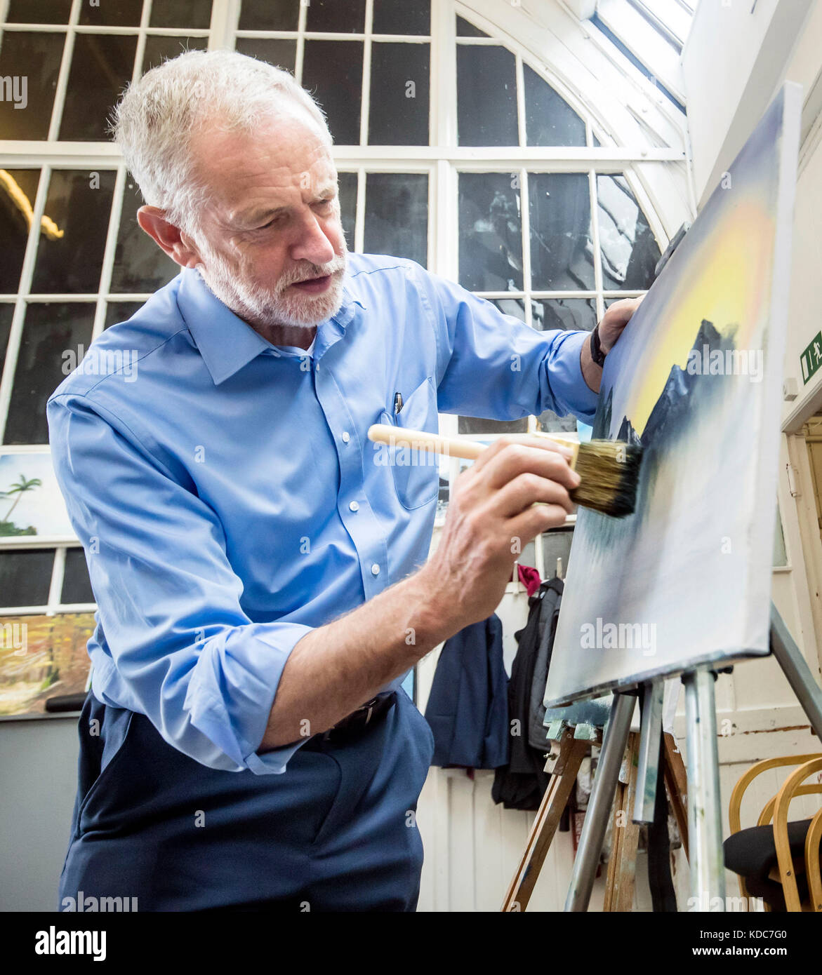 Il leader del Partito del lavoro Jeremy cerca di dipingere durante una visita in un centro comunitario presso il Kirkgate Center, a Shipley, per partecipare alle attività e parlare con gli anziani dei piani del lavoro per finanziare adeguatamente l'assistenza sociale. Foto Stock