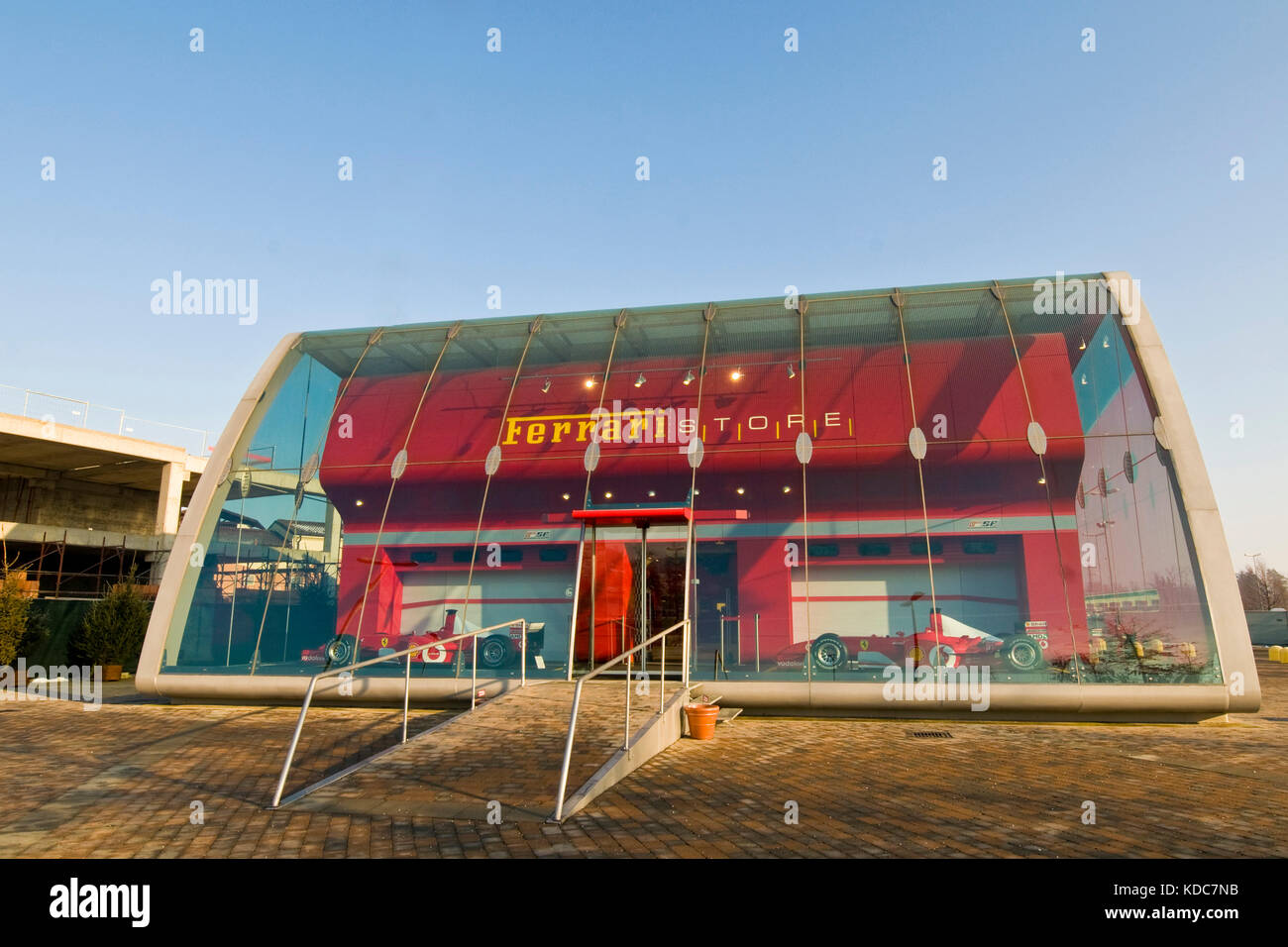 Ferrari store, designer outlet, Serravalle Scrivia, Piemonte, Italia Foto  stock - Alamy