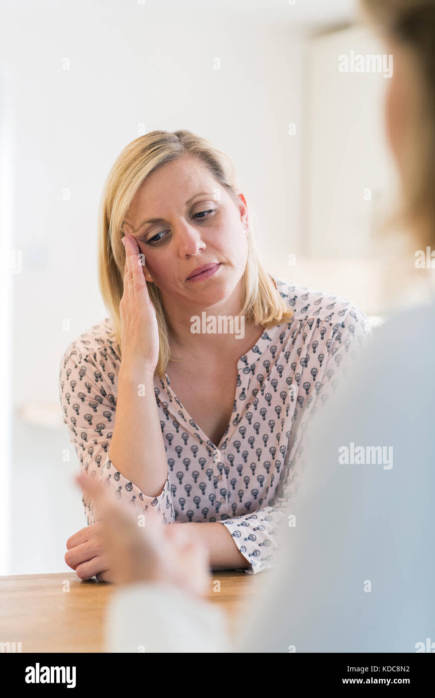 Donna matura a discutere di problemi con consigliere Foto Stock