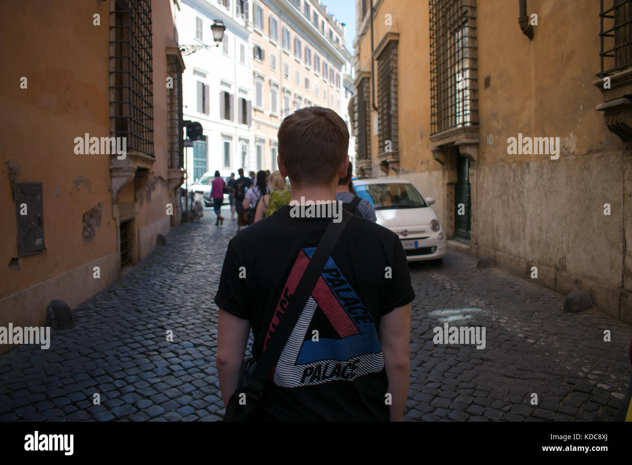 Uomo che cammina attraverso Roma,Italia. Foto Stock