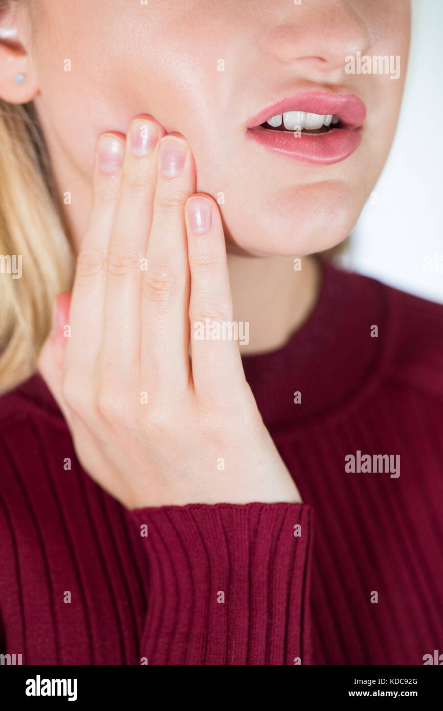 Studio ravvicinata di una donna che soffriva di mal di denti Foto Stock