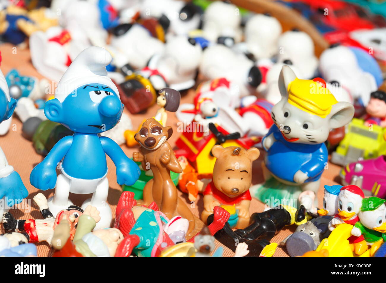 Colorato Bambole Giocattoli su un mercato volato in stallo Foto Stock