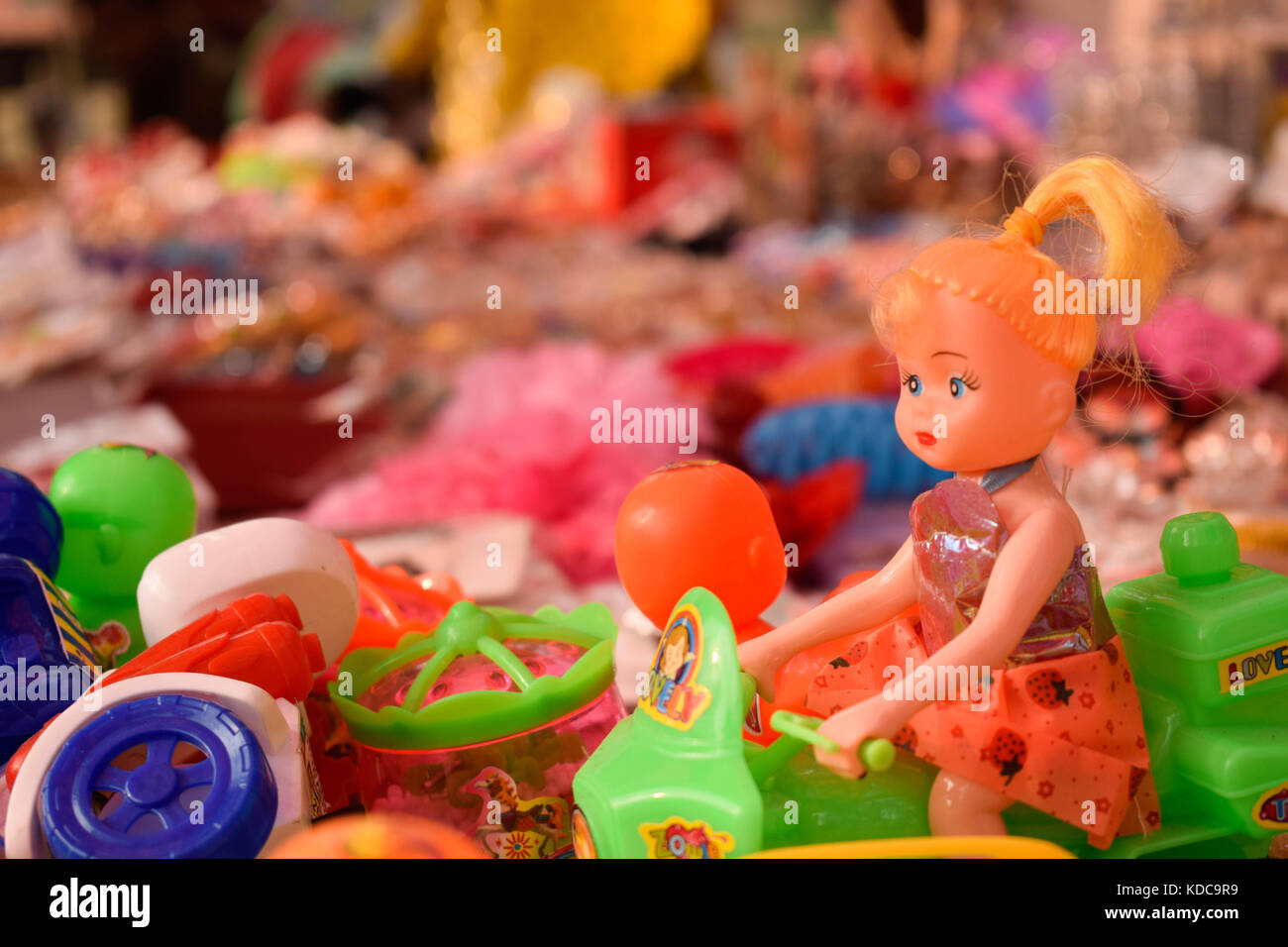 Bella Mano di esposizione campioni in una strada negozio di souvenir a Dhaka Foto Stock