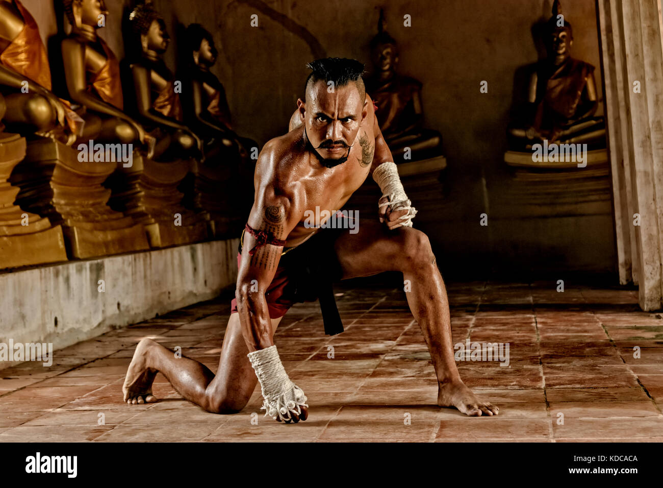 Antica Muay Thai, sportivo kick boxer Foto Stock