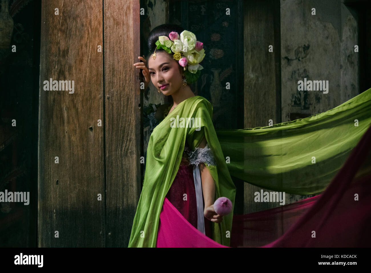 Donna asiatica tailandese che indossano vestiti tradizionali mano azienda fiore di loto Foto Stock