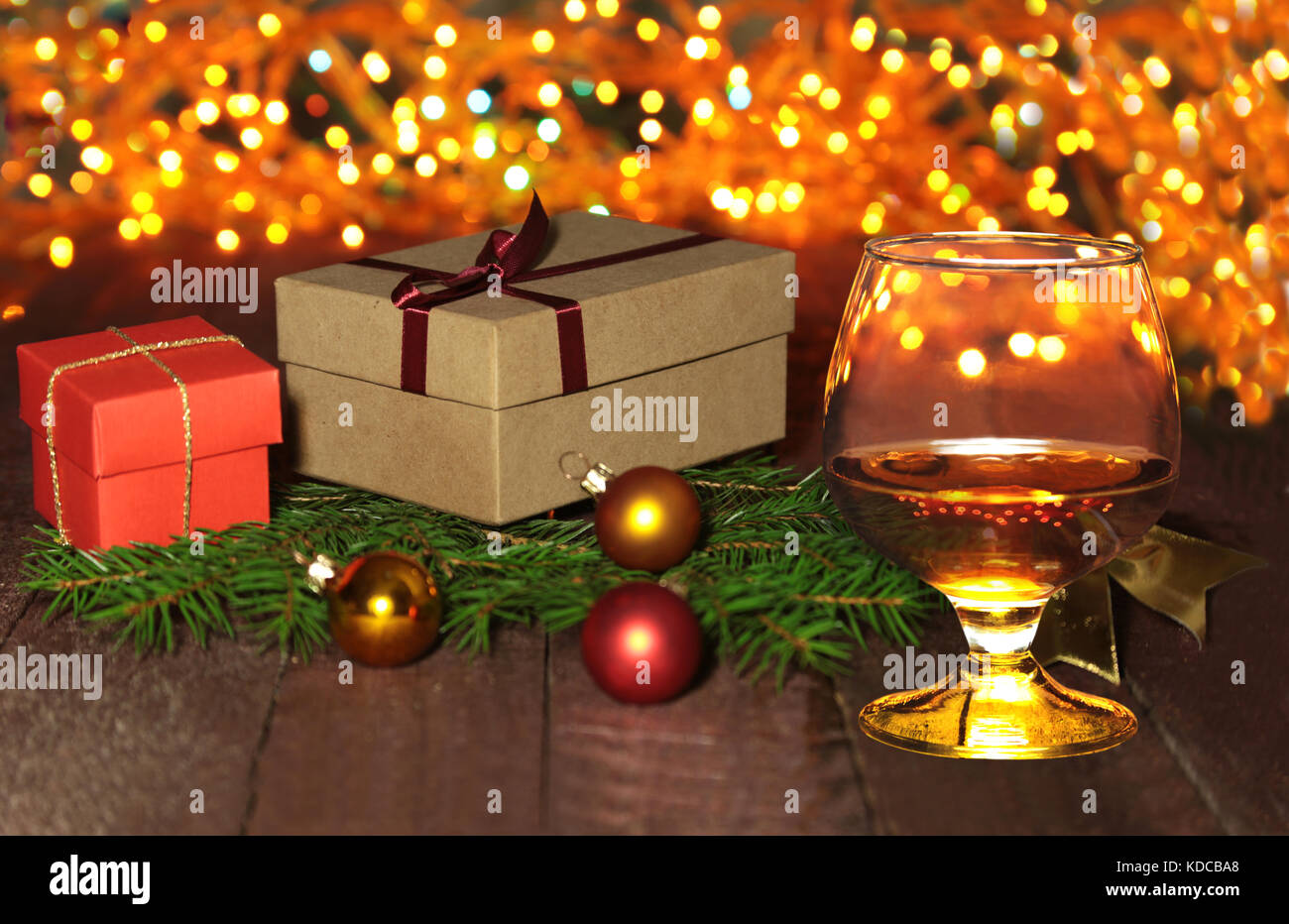 Vetro con cognac o whisky, scatola regalo, palline colorate e albero di  natale sul tavolo di legno. Celebrità composizione. il fuoco selettivo Foto  stock - Alamy