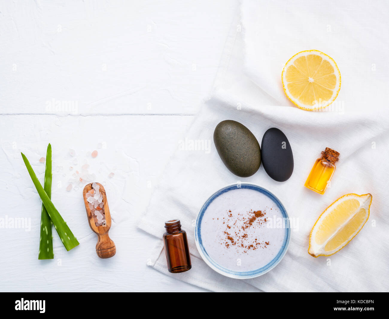 In casa di cura di pelle e un body scrub con ingredienti naturali fetta di limone ,aloe vera,sale himalayano ,oli aromatici e mangosteen scrub corpo impostato su w Foto Stock